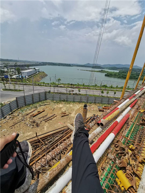 敦煌市作业中发生设备损坏或人员意外，责任怎么划分？